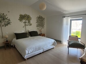 2 عدّة غرف نوم وخزنة داخل الغرفة ومكتب ومكواة/لوح كي