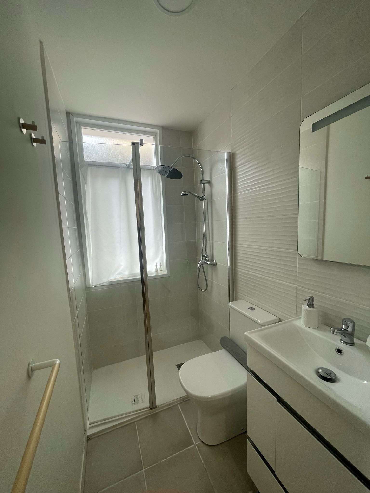 Suihku, hiustenkuivaaja, pyyhkeet, saippua