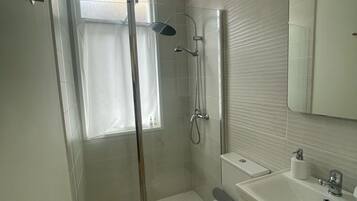 淋浴设施、吹风机、毛巾、肥皂