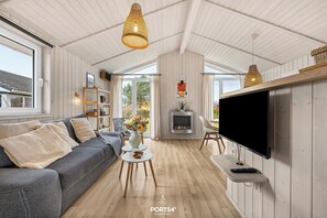 Fernseher, Kamin, Stereoanlage