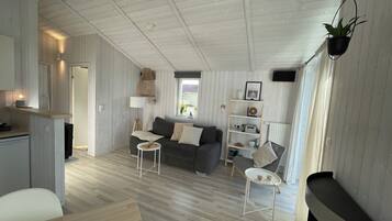 Fernseher, Kamin, Stereoanlage