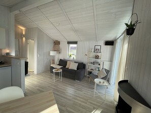 Fernseher, Kamin, Stereoanlage