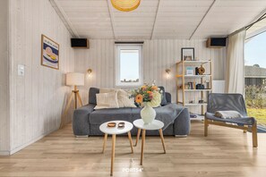 Fernseher, Kamin, Stereoanlage