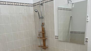 Douche, savon, papier toilette
