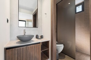 Een douche, milieuvriendelijke toiletartikelen, een haardroger