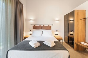 2 quartos, ferros/tábuas de passar roupa, berço de viagem