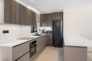 冰箱、微波炉、烤箱、炉灶