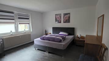 Een strijkplank/strijkijzer, wifi, beddengoed