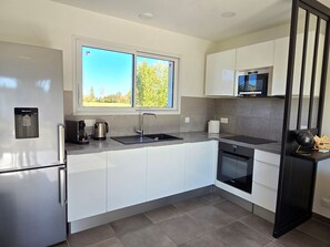 Réfrigérateur, micro-ondes, four, plaque de cuisson