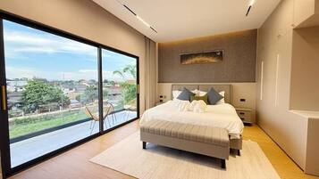 4 bedrooms, iron/ironing board, free WiFi, bed sheets