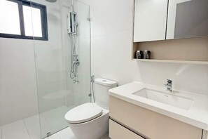 Doccia, asciugacapelli, asciugamani, sapone