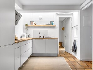 Refrigerador, microondas, lavavajillas y utensilios de cocina 