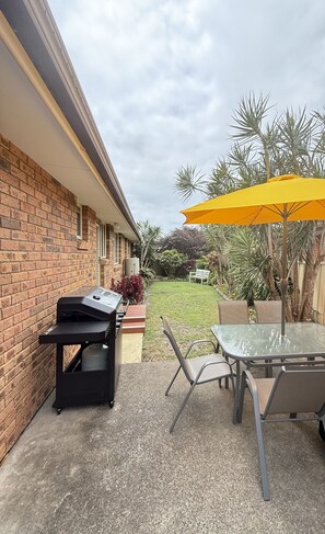 Outdoor dining - Cozy family villa in Forster (Forster)