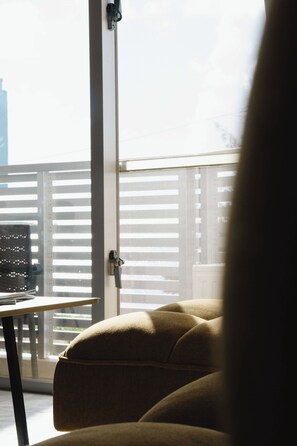 Habitación familiar, 2 habitaciones, balcón, vista a la bahía | Área de sala de estar