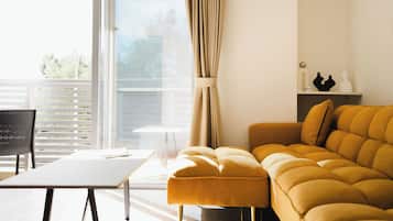 Family Room, 2 Bedrooms, Balcony, Bay View | Living area
