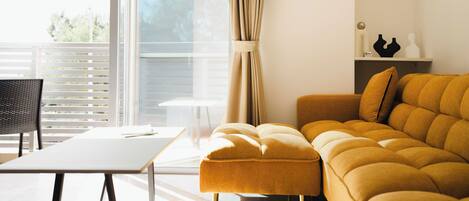 ห้องแฟมิลี่, 2 ห้องนอน, ระเบียง, วิวอ่าว | บริเวณนั่งเล่น