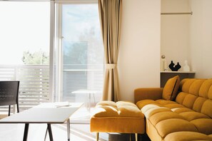 Habitación familiar, 2 habitaciones, balcón, vista a la bahía | Área de sala de estar