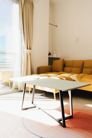 Habitación familiar, balcón, vista a la bahía | Área de sala de estar