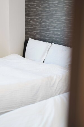 Habitación familiar, 2 habitaciones, balcón, vista a la bahía | Área de sala de estar