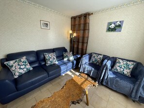TV - Stay at the edge of Chambord Park, comfy former lodging close to windmills (Maslives)