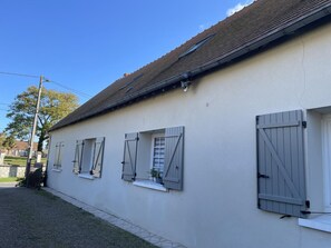 Exterior - Stay at the edge of Chambord Park, comfy former lodging close to windmills (Maslives)