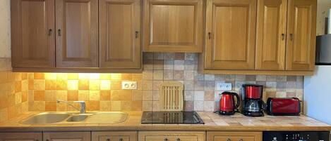 Réfrigérateur, four à micro-ondes, un four, lave-vaisselle