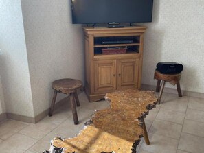 Interior - Stay at the edge of Chambord Park, comfy former lodging close to windmills (Maslives)