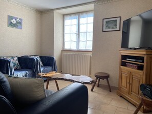 TV - Stay at the edge of Chambord Park, comfy former lodging close to windmills (Maslives)