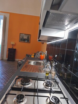 Jääkaappi, mikroaaltouuni, uuni, liesi