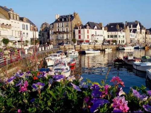 Jolie petite maison de bord de mer avec grande terrasse