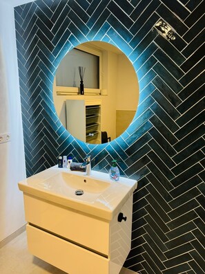 Dusj, hårføner, håndklær og såpe