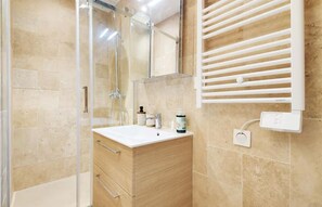 Douche, sèche-cheveux, serviettes fournies, savon