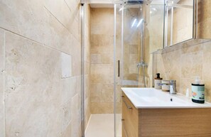 Shower, hair dryer, towels, soap - Bright, air-conditioned cocoon just a stone's throw from Bastille (Paris)