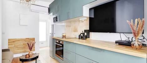 Køleskab, mikrobølgeovn, ovn, kogeplade