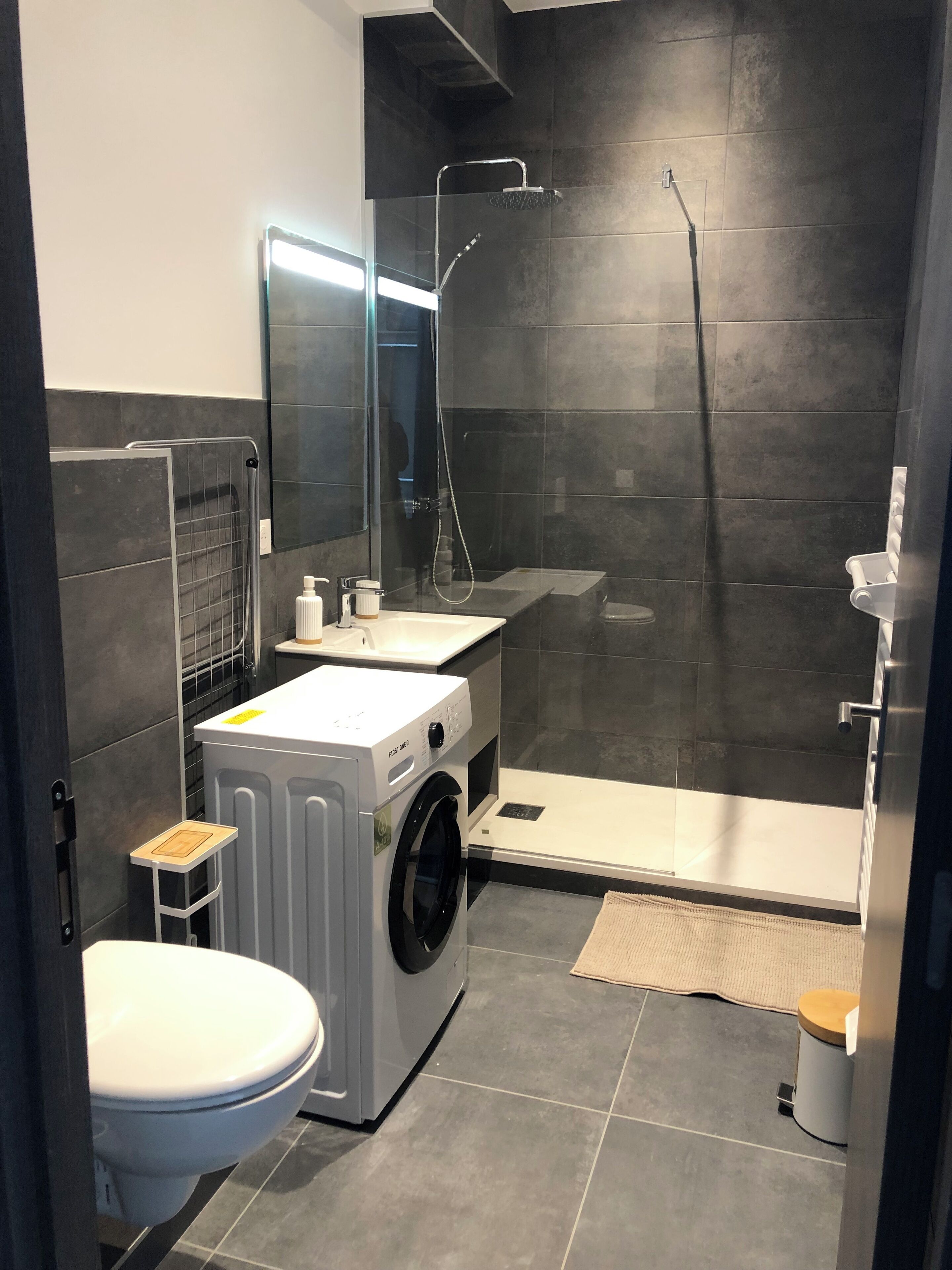 Dusj, hårføner, håndklær og såpe