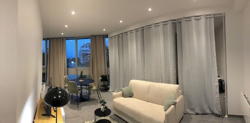 Attractive T1 apartment renovated to a very high standard, close to the town center and Geneva.