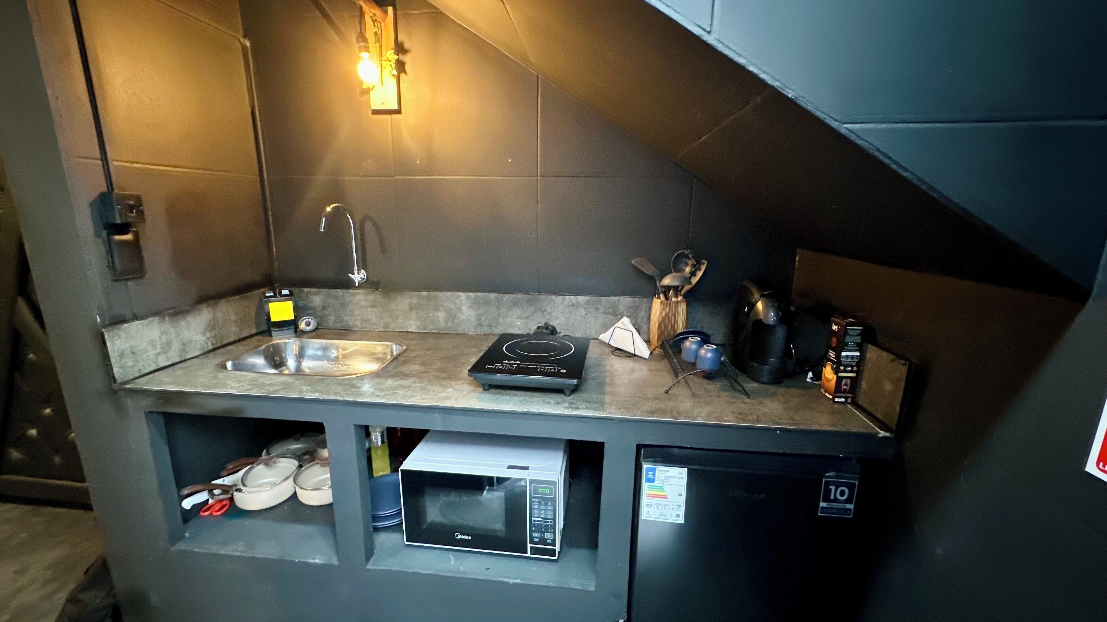 Refrigerador, microondas, cafetera y tetera y utensilios de cocina 