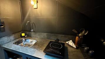 Geladeira, micro-ondas, cafeteira/chaleira