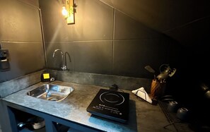 Frigorífico, microondas, cafetera o tetera y utensilios de cocina