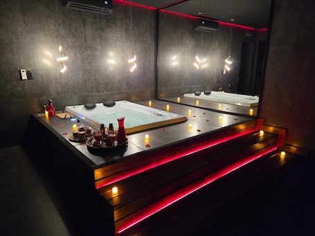Interior. 1001 Shades of Love — Jacuzzi Balneário Camboriú
