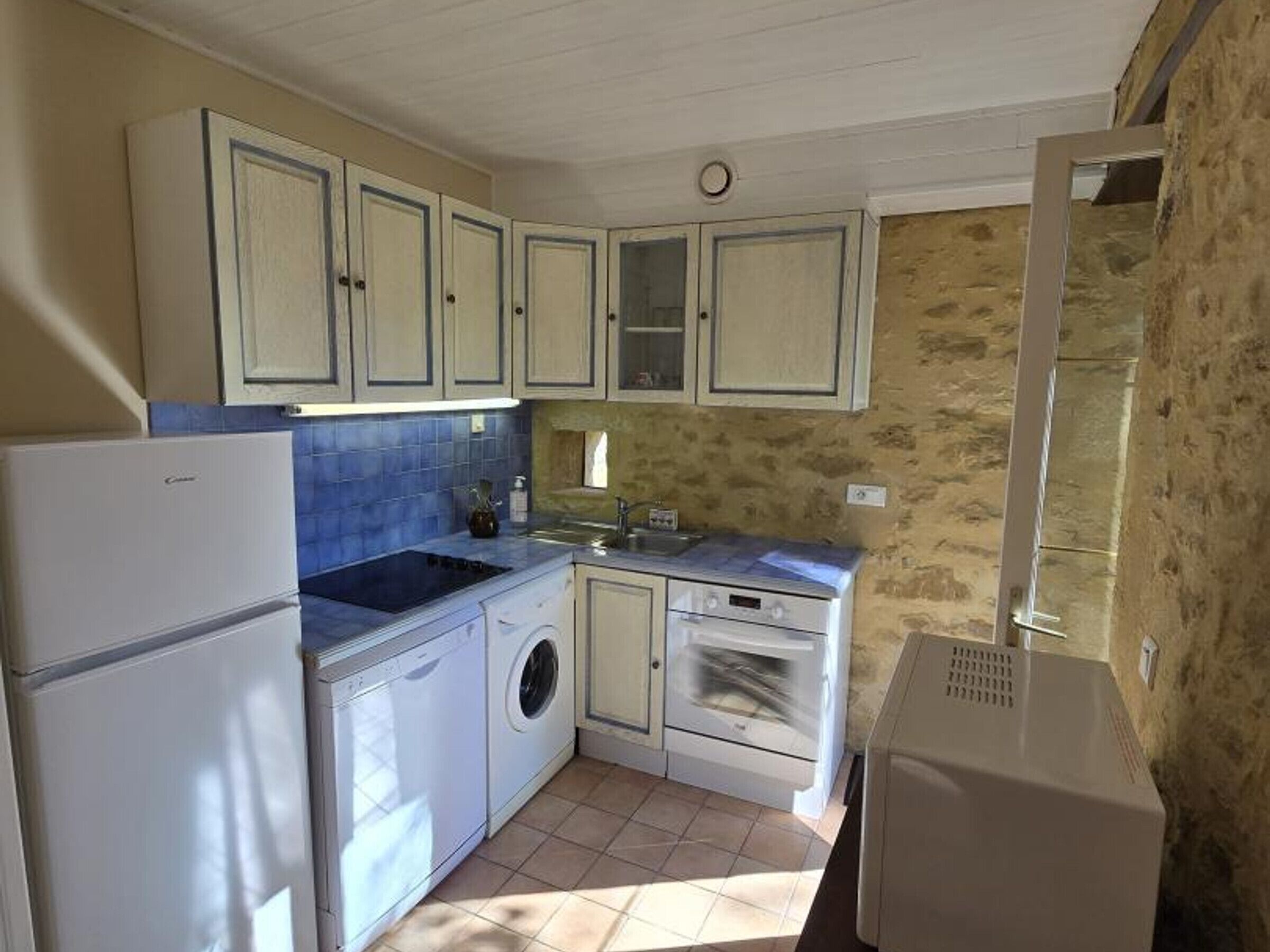 Réfrigérateur, micro-ondes, four, lave-vaisselle