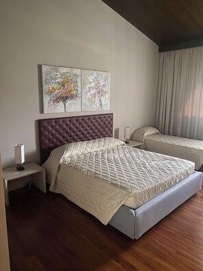 6 slaapkamers, een bureau, een strijkplank/strijkijzer, gratis wifi