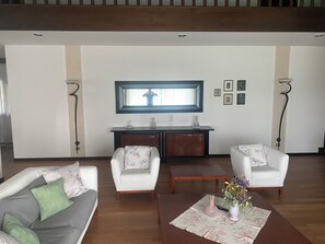 Een smart-tv, een open haard, videogames en tafelvoetbal