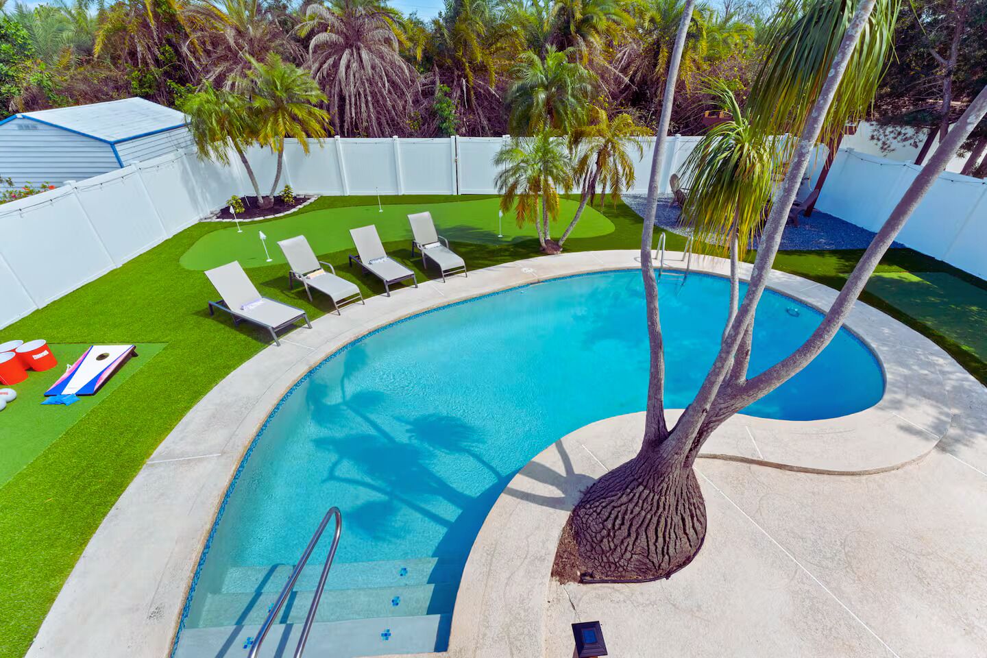 Utomhuspool och uppvärmd pool