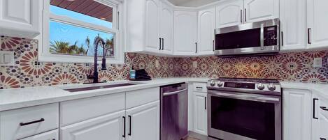 Refrigerador, microondas, horno y parrilla de estufa