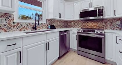 Florida Living Meets GroovyGameRoom/Pool/MiniGolf