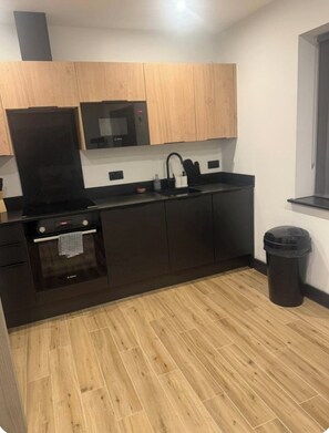 Kühlschrank, Mikrowelle, Ofen, Geschirrspüler