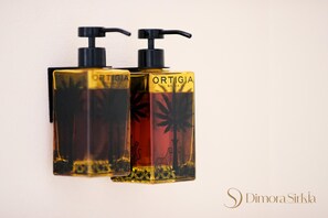 Regadera, secadora de cabello, bidet, toallas 