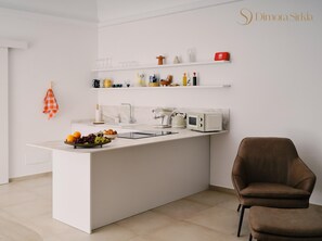 Microwave, oven, stovetop, dishwasher - Sicilian Luxury for Families, 3 Minutes from the Sea and the UNESCO Cathedral. (Cefalù)