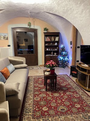 TV, fireplace - Pleasant 2-bedroom cottage in Bono for a relaxing getaway (Bono)